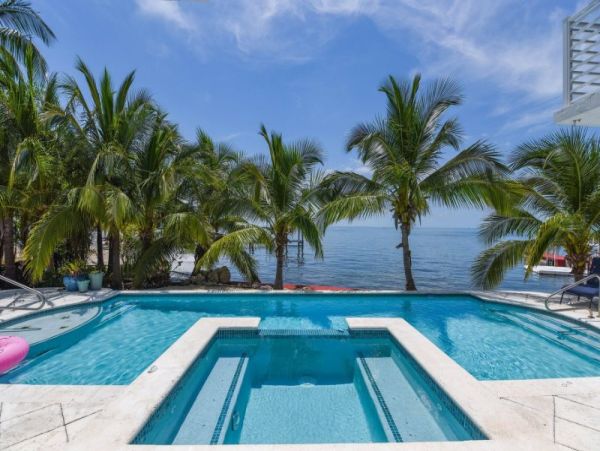 Gulf Front Pool & Spa Great Vacation Home in Marathon