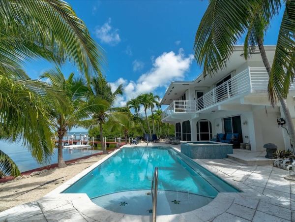 Gulf Front Pool & Spa Great Vacation Home in Marathon