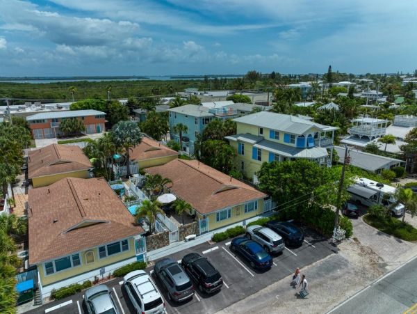 Charming Anna Maria Island Vacation Cottage