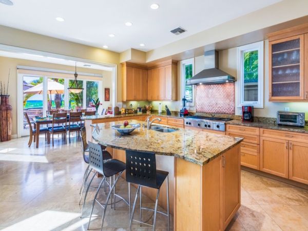 Beachfront Luxury Vacation Villa in Maui with Pool and Views
