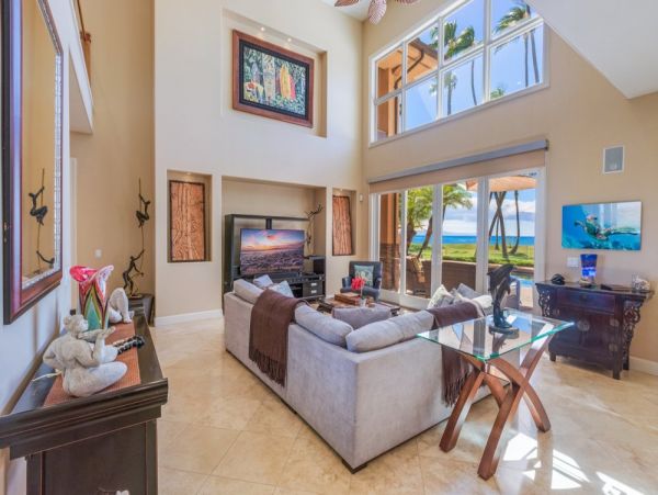 Beachfront Luxury Vacation Villa in Maui with Pool and Views