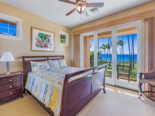 Beachfront Luxury Vacation Villa in Maui with Pool and Views