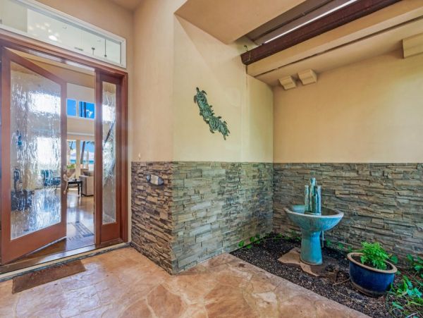 Beachfront Luxury Vacation Villa in Maui with Pool and Views