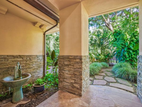 Beachfront Luxury Vacation Villa in Maui with Pool and Views