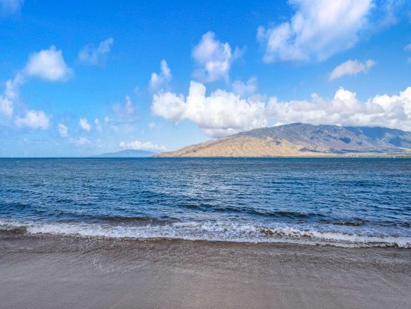 Beachfront Luxury Vacation Villa in Maui with Pool and Views