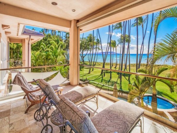 Beachfront Luxury Vacation Villa in Maui with Pool and Views