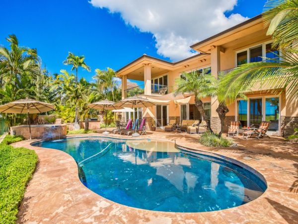 Beachfront Luxury Vacation Villa in Maui with Pool and Views