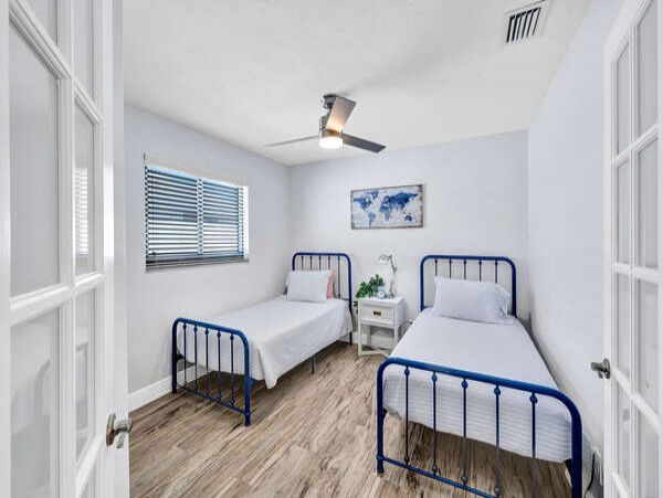 Naples Charming 3 Bedroom Vacation Home Sleeps 6