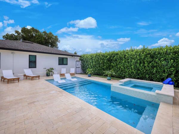 Naples Charming 3 Bedroom Vacation Home Sleeps 6