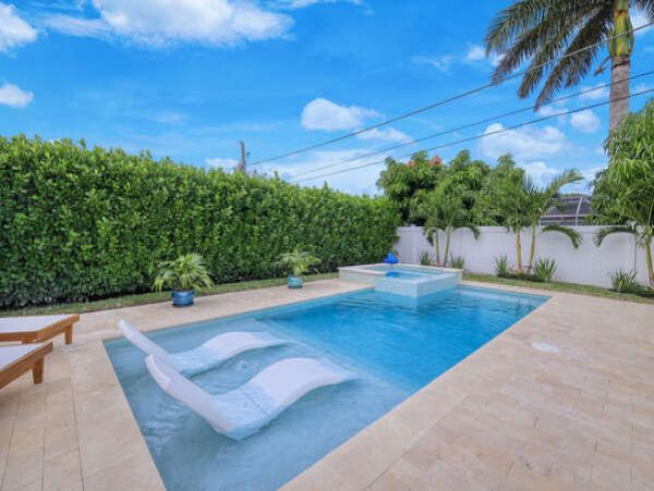 Naples Charming 3 Bedroom Vacation Home Sleeps 6
