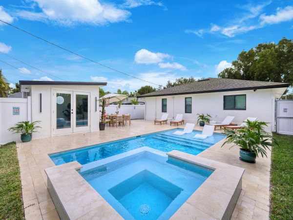 Naples Charming 3 Bedroom Vacation Home Sleeps 6