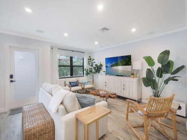 Naples Charming 3 Bedroom Vacation Home Sleeps 6
