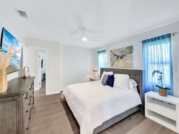 Naples Charming 3 Bedroom Vacation Home Sleeps 6