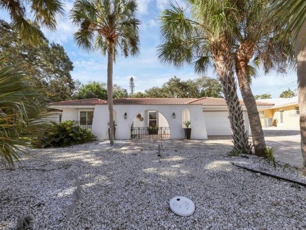 Siesta Key Vacation Home Three Bedroom Walk to Beach