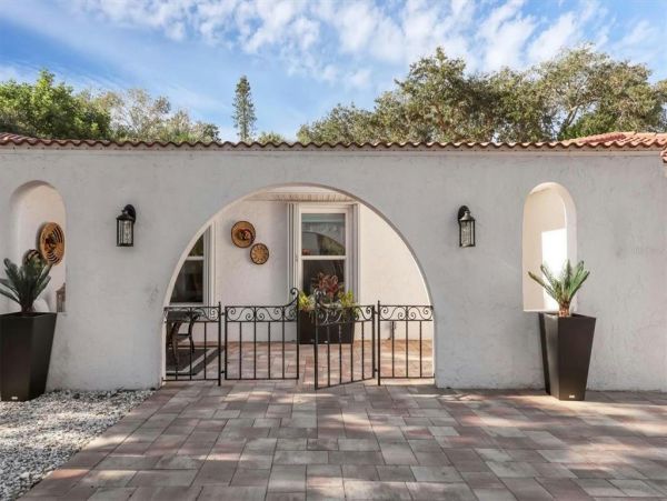 Siesta Key Vacation Home Three Bedroom Walk to Beach