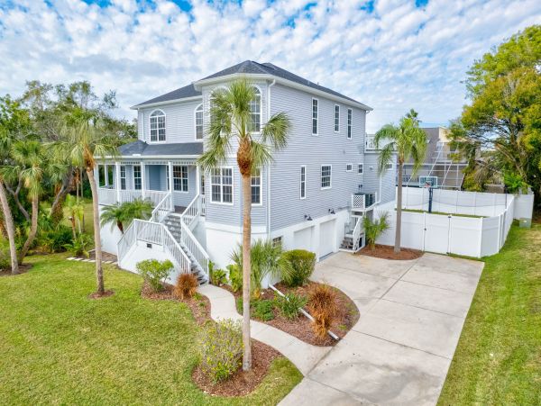 Tastefully Decorated Five Bedroom Vacation Rental in Bradenton