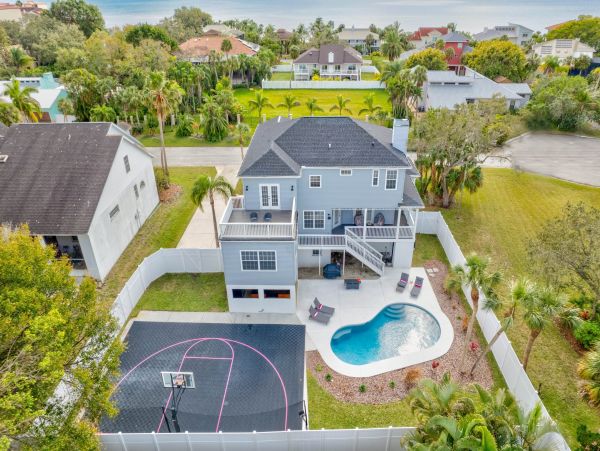 Tastefully Decorated Five Bedroom Vacation Rental in Bradenton