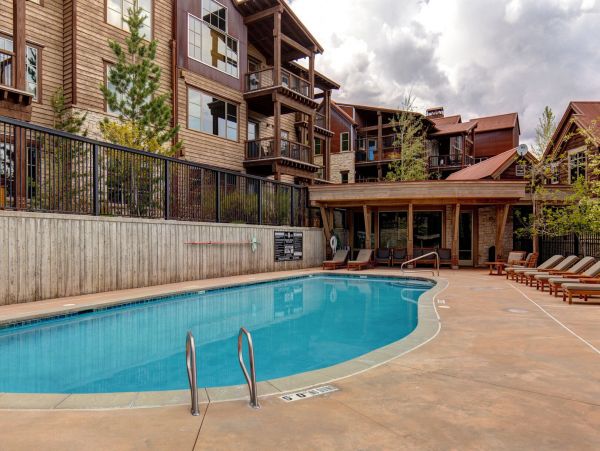 Ski-in/Ski-out Luxury Vacation Townhome with Shared Pool