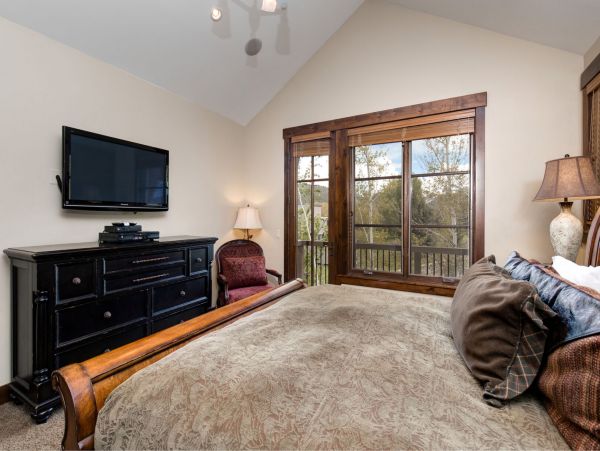 Ski-in/Ski-out Luxury Vacation Townhome with Shared Pool