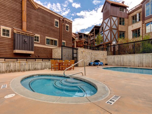 Ski-in/Ski-out Luxury Vacation Townhome with Shared Pool