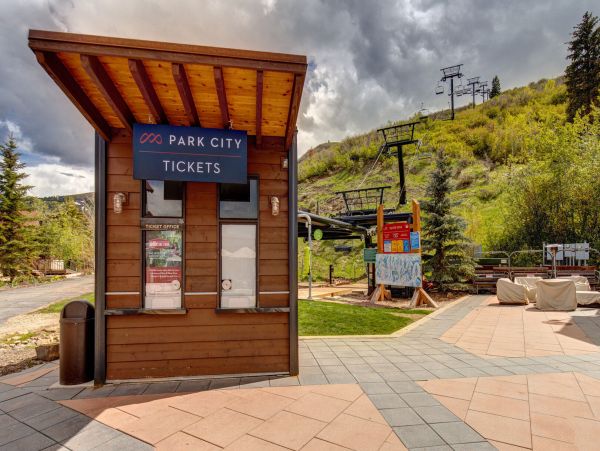 Ski-in/Ski-out Luxury Vacation Townhome with Shared Pool
