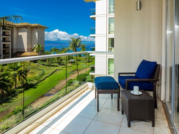Beachfront Luxury 2 Bedroom Vacation Condo in Kaanapali