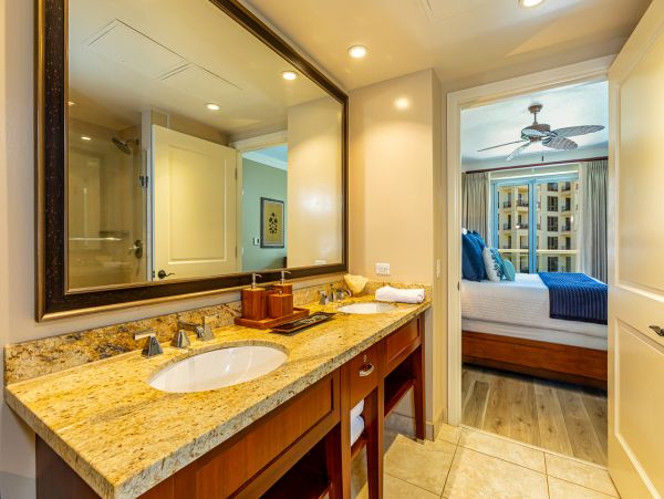 Beachfront Luxury 2 Bedroom Vacation Condo in Kaanapali
