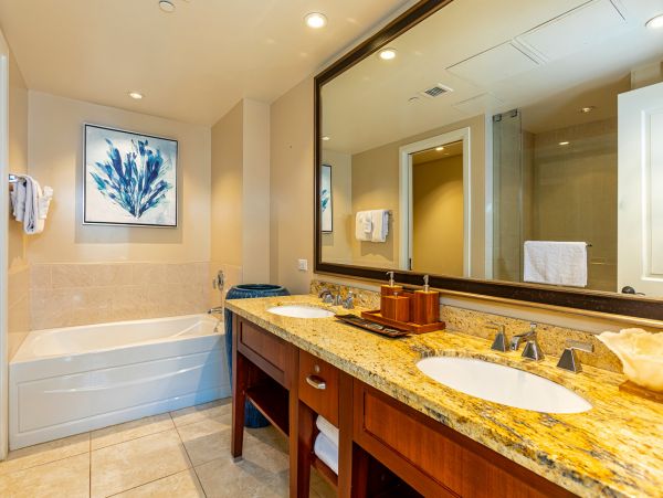 Beachfront Luxury 2 Bedroom Vacation Condo in Kaanapali