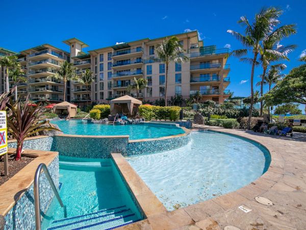 Beachfront Luxury 2 Bedroom Vacation Condo in Kaanapali