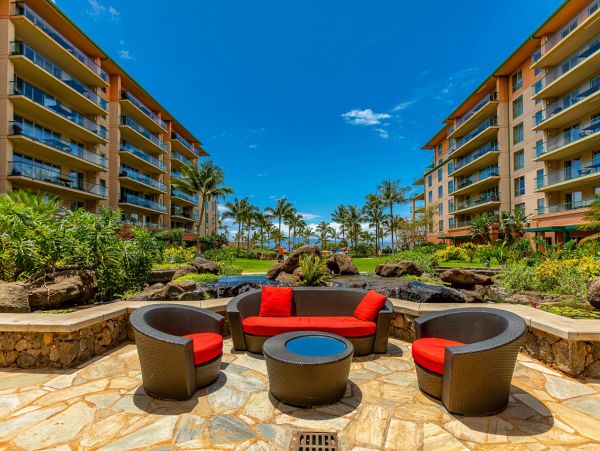 Beachfront Luxury 2 Bedroom Vacation Condo in Kaanapali