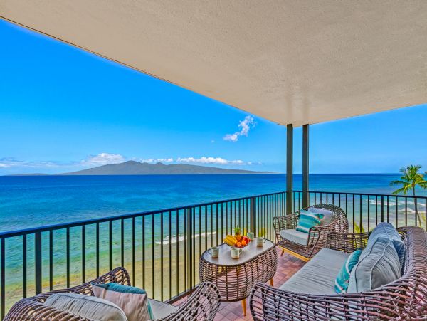 Beachfront Luxury Vacation Condo in Kaanapali Sleeps 6