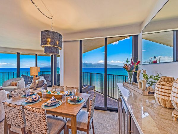 Beachfront Luxury Vacation Condo in Kaanapali Sleeps 6
