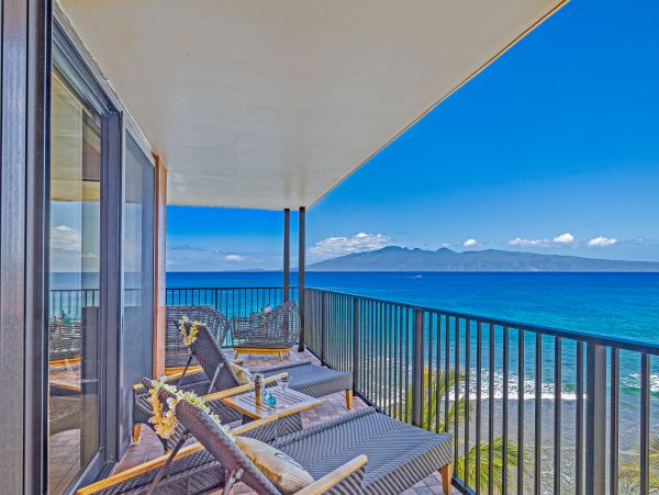 Beachfront Luxury Vacation Condo in Kaanapali Sleeps 6
