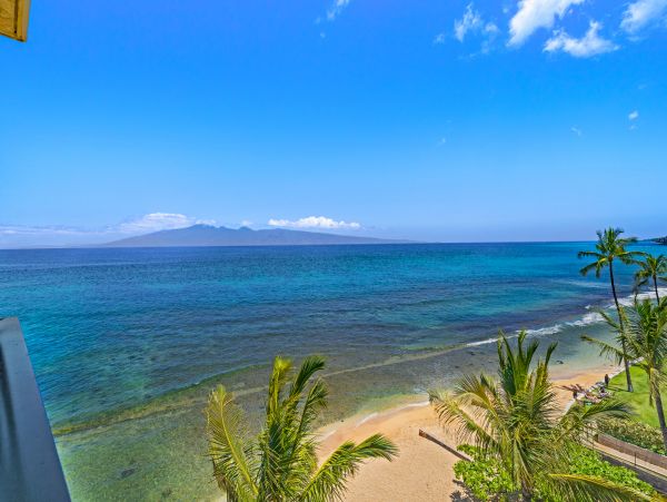 Beachfront Luxury Vacation Condo in Kaanapali Sleeps 6