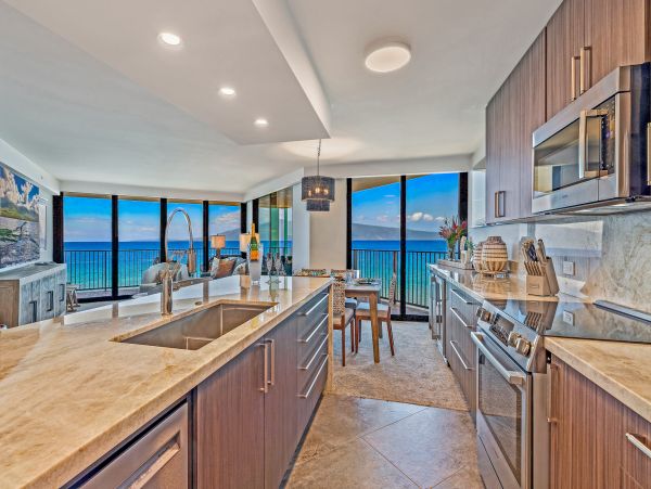 Beachfront Luxury Vacation Condo in Kaanapali Sleeps 6