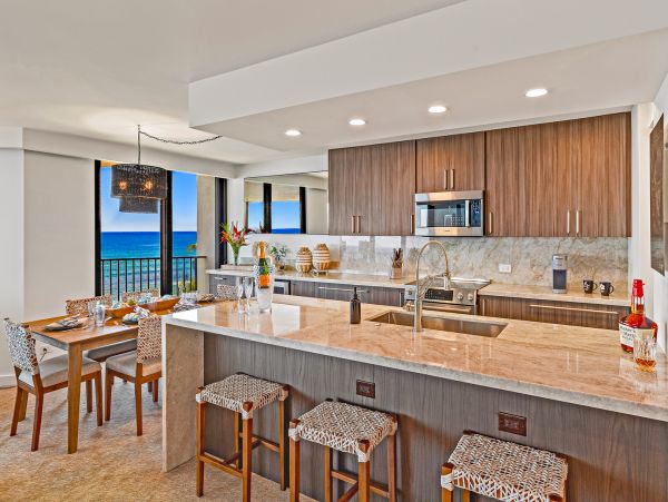Beachfront Luxury Vacation Condo in Kaanapali Sleeps 6