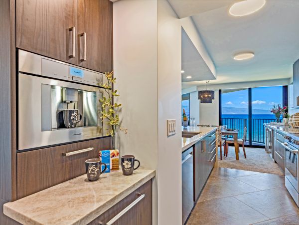 Beachfront Luxury Vacation Condo in Kaanapali Sleeps 6