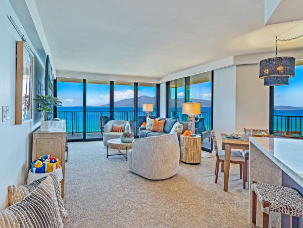 Beachfront Luxury Vacation Condo in Kaanapali Sleeps 6
