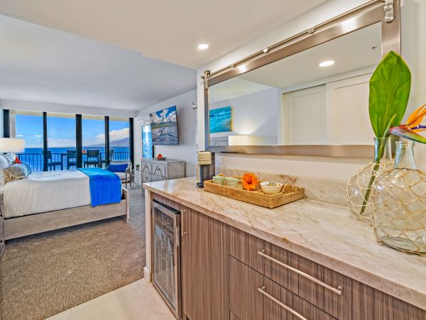 Beachfront Luxury Vacation Condo in Kaanapali Sleeps 6
