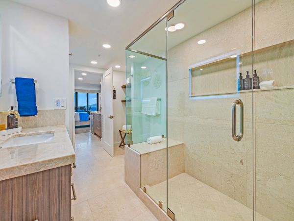 Beachfront Luxury Vacation Condo in Kaanapali Sleeps 6