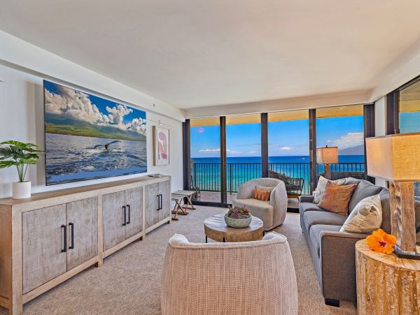 Beachfront Luxury Vacation Condo in Kaanapali Sleeps 6