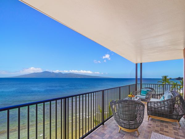 Beachfront Luxury Vacation Condo in Kaanapali Sleeps 6