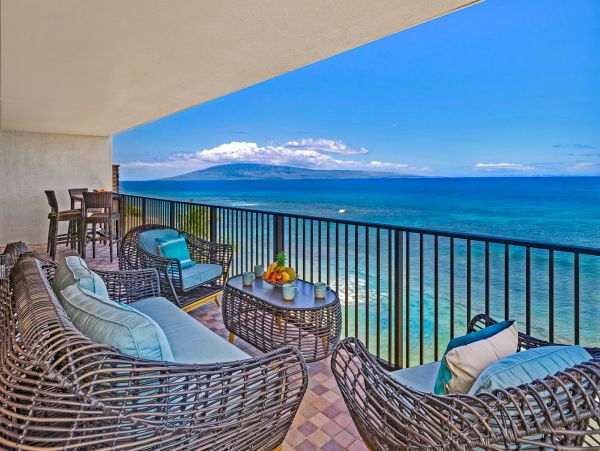 Beachfront Luxury Vacation Condo in Kaanapali Sleeps 6