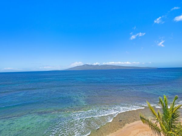 Beachfront Luxury Vacation Condo in Kaanapali Sleeps 6