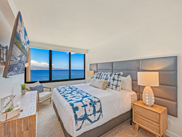 Beachfront Luxury Vacation Condo in Kaanapali Sleeps 6