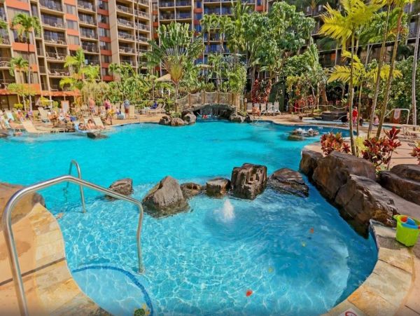 Beachfront Luxury Vacation Condo in Kaanapali Sleeps 6