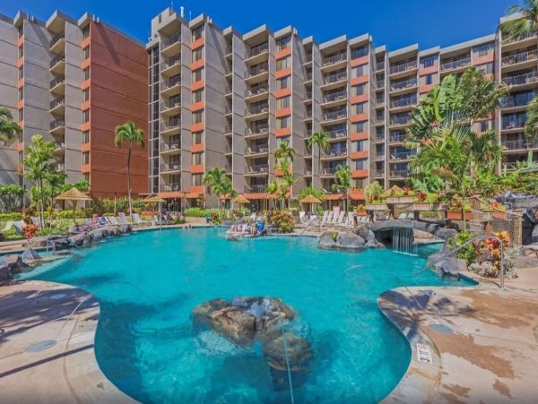 Beachfront Luxury Vacation Condo in Kaanapali Sleeps 6