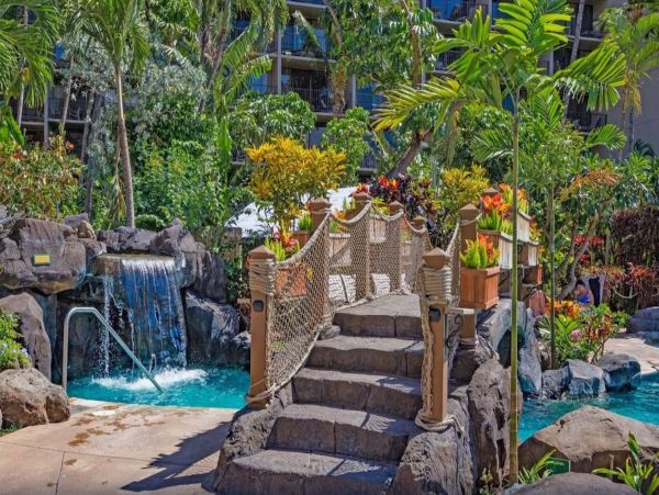 Beachfront Luxury Vacation Condo in Kaanapali Sleeps 6