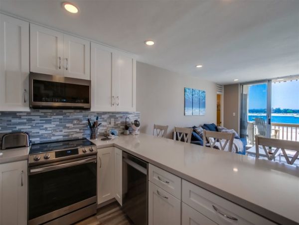 Beautiful Bay Front 2br/2ba Condo in Mission Beach on Beach
