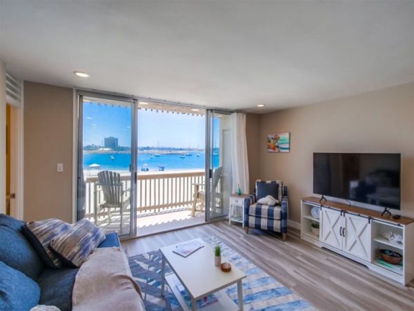 Beautiful Bay Front 2br/2ba Condo in Mission Beach on Beach